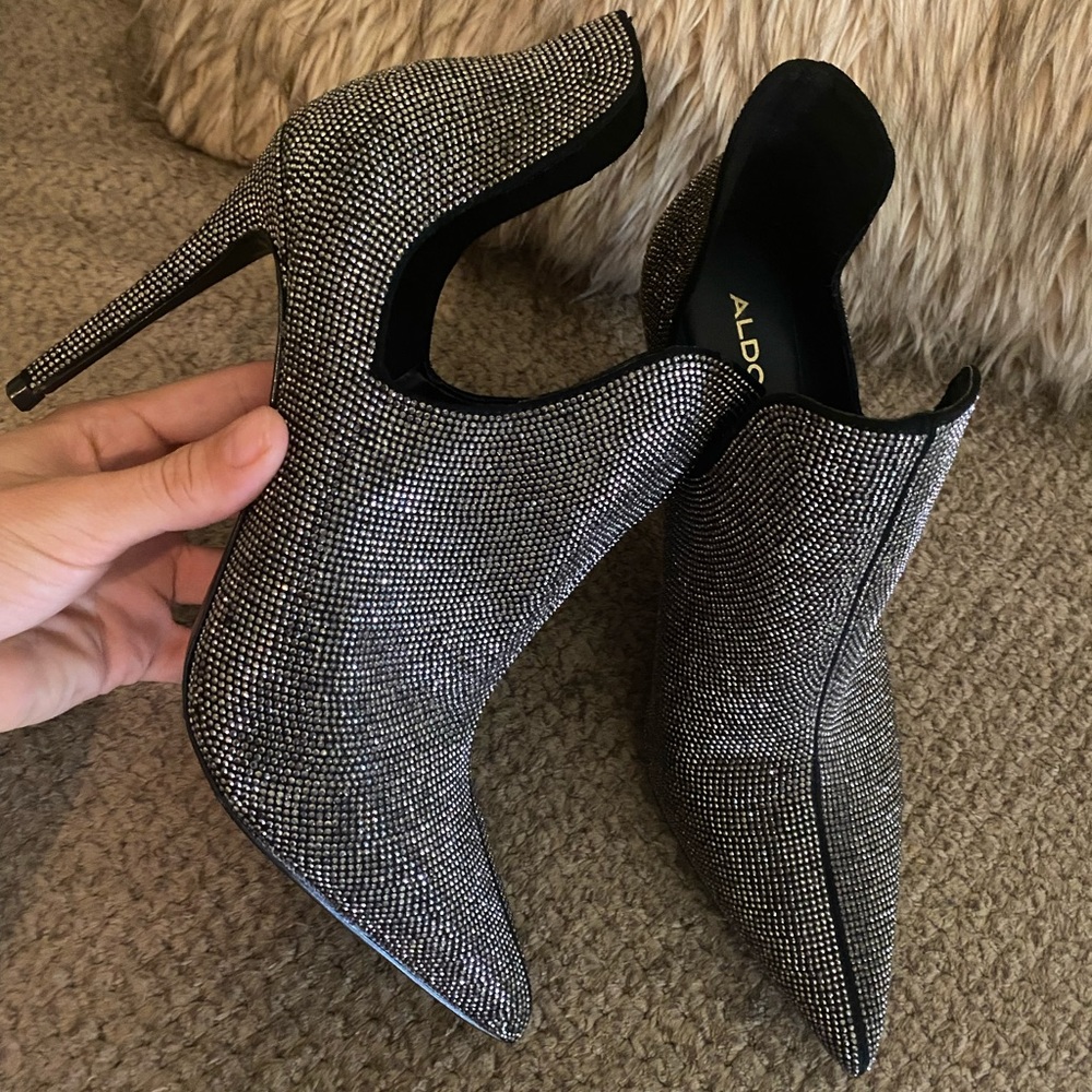 Size 8 ALDO heeled booties.